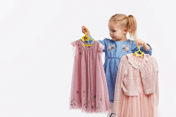 Menina Pequena Escolhe Roupas Para Feriado Segura Cabides Com Vestidos — Fotografia de Stock