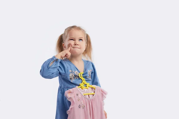 Menina Pequena Escolhe Roupas Para Feriado Segura Cabides Com Vestidos — Fotografia de Stock