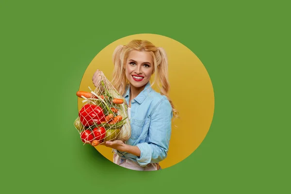 Mulher Jovem Reuniu Verduras Frescas Uma Bolsa Cadeia Contexto Verde — Fotografia de Stock