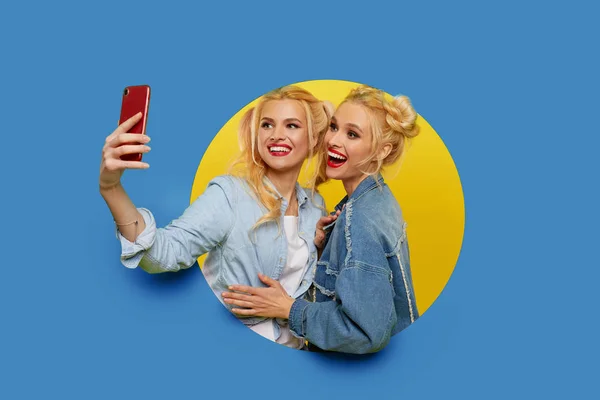 Két Fiatal Boldog Barátnő Képe Akik Kék Háttér Felett Állnak — Stock Fotó