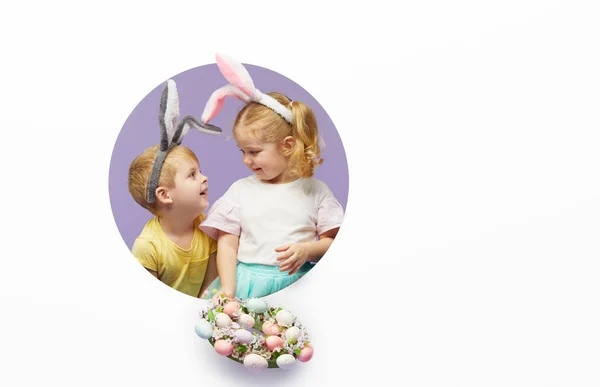 Osterkarte Niedliche Kleine Kinder Mit Hasenohren Die Einen Korb Mit — Stockfoto