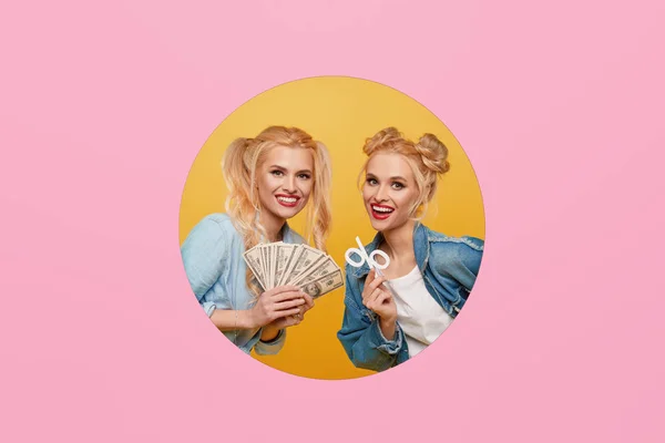 Duas Jovens Mulheres Chocadas Com Pacote Notas Dinheiro Texto Venda — Fotografia de Stock
