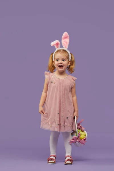 Kostümlü Paskalya Tavşanı Kulaklı Yumurtalı Sepetli Mutlu Kız Çocuğu Mor — Stok fotoğraf