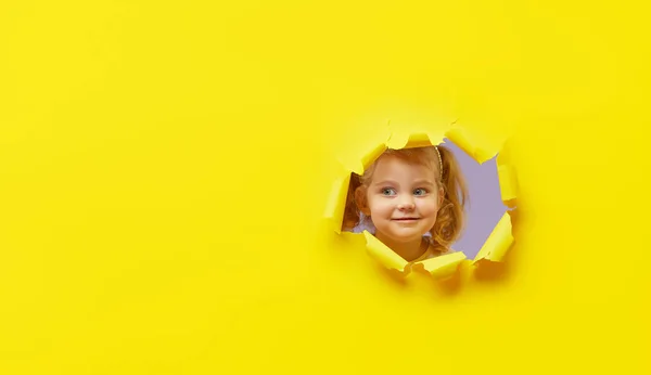 Küçük Şaşkın Çocuk Parlak Sarı Kağıt Delikten Dikizliyor Çocuk Eşyalarının — Stok fotoğraf