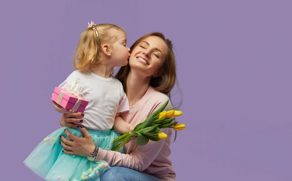 März Karte Kleine Tochter Küsst Und Umarmt Ihre Mutter Mit — Stockfoto