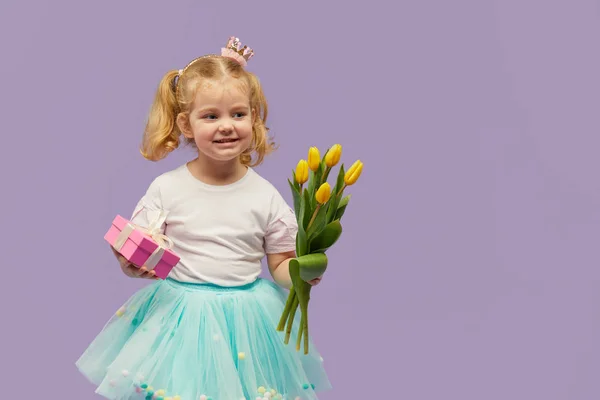 Menina Sorridente Com Buquê Flores Primavera Cartão Greating Fundo Roxo — Fotografia de Stock