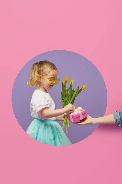 Criança Sorridente Adorável Com Buquê Flores Primavera Cartão Greating Buraco — Fotografia de Stock