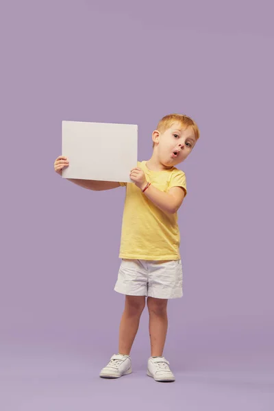 Petit Garçon Tenant Une Bannière Blanche Sur Fond Violet Drôle — Photo