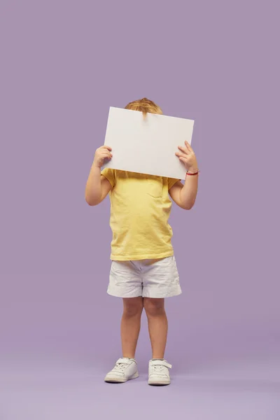 Petit Garçon Tenant Une Bannière Blanche Sur Fond Violet Drôle — Photo