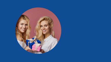 İki şirin kız arkadaşının portresi hediye tutan ikiz kadın ve hediye kutuları duvardaki mavi delikten dışarı süzülüyor. Metin ve pankart için boş boşluk.