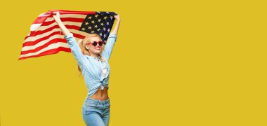 Amerikalı kız. Sarı arka planda Usa bayrağı taşıyan kot elbiseli mutlu genç kadın. Pankart. Metin için alanı kopyala