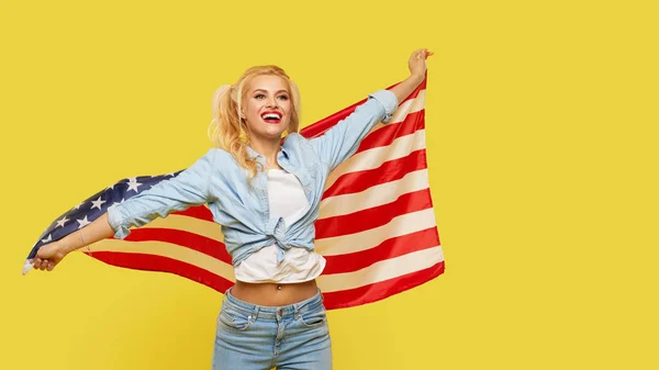 Αμερικανίδα Ευτυχισμένη Νεαρή Γυναίκα Τζιν Ρούχα Που Κρατάει Σημαία Της — Φωτογραφία Αρχείου