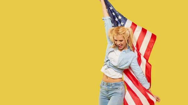 Amerykanka Szczęśliwa Młoda Kobieta Dżinsowych Ciuchach Trzymająca Flagę Usa Żółtym — Zdjęcie stockowe