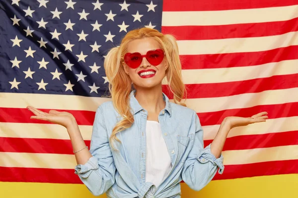 Menina Americana Jovem Feliz Forma Coração Óculos Sol Fundo Bandeira — Fotografia de Stock