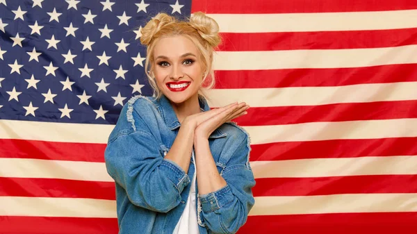 Chica Americana Retrato Happy Una Joven Sorprendida Fondo Bandera Estados —  Fotos de Stock