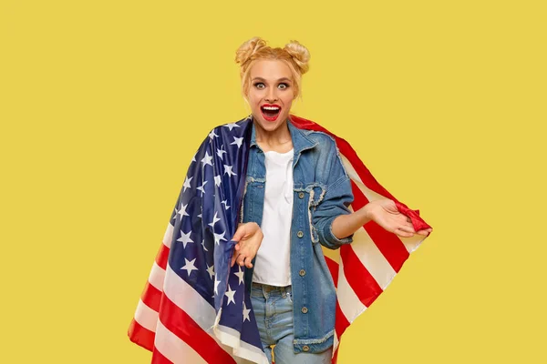 美国女孩 穿着斜纹棉布衣服的快乐年轻女人 她拿着用黄色背景隔开的Usa旗 — 图库照片