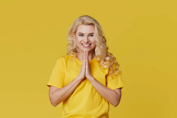 Foto Uma Jovem Mulher Loira Feliz Isolado Sobre Fundo Parede — Fotografia de Stock