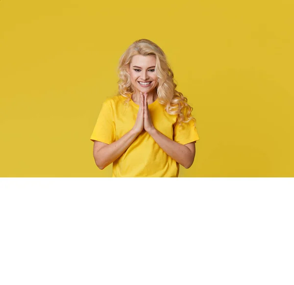 Foto Van Een Gelukkige Jonge Blonde Vrouw Die Geïsoleerd Gele — Stockfoto