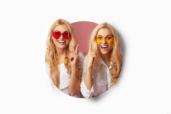 Porträtt Två Unga Glada Chockade Kvinnor Hjärtformen Solglasögon Ser Kasta — Stockfoto
