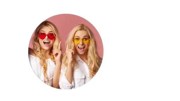 Portrait Deux Jeunes Femmes Heureuses Choquées Forme Cœur Lunettes Soleil — Photo