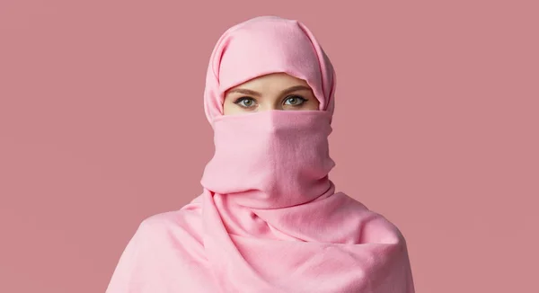 Pembe Arka Planda Renkli Tesettüre Bürünmüş Genç Müslüman Bir Kadının — Stok fotoğraf
