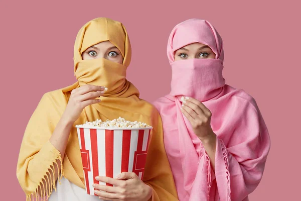 Δύο Νεαρές Μουσουλμάνες Αράβισσες Που Φοράνε Πολύχρωμα Χιτζάμπ Ροζ Φόντο — Φωτογραφία Αρχείου