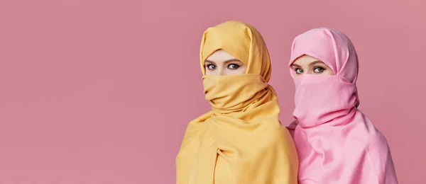 Pouvoir Des Filles Deux Jeunes Femmes Arabes Musulmanes Portant Des — Photo