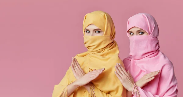 Γυναικεία Δύναμη Δύο Νεαρές Μουσουλμάνες Αράβισσες Που Φοράνε Πολύχρωμα Χιτζάμπ — Φωτογραφία Αρχείου
