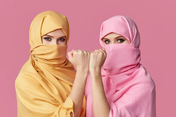 Γυναικεία Δύναμη Δύο Νεαρές Μουσουλμάνες Αράβισσες Που Φοράνε Πολύχρωμα Χιτζάμπ — Φωτογραφία Αρχείου