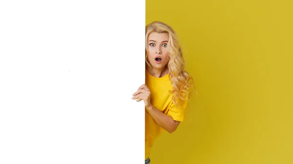 Jovem Mulher Feliz Espreita Por Trás Uma Bandeira Branca Fundo — Fotografia de Stock