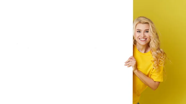 Jovem Mulher Feliz Espreita Por Trás Uma Bandeira Branca Fundo — Fotografia de Stock