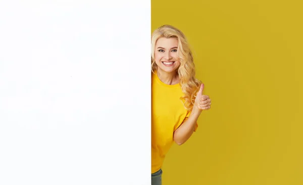Genç Mutlu Bir Kadın Sarı Arka Planda Beyaz Bir Pankartın — Stok fotoğraf