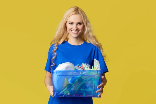 Cuidar Natureza Uma Jovem Camisa Azul Está Segurando Uma Caixa — Fotografia de Stock