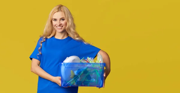 Zorgen Voor Natuur Een Jonge Vrouw Een Blauw Shirt Heeft — Stockfoto