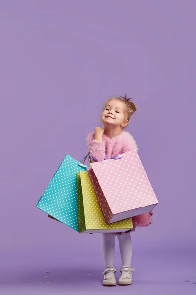 Retrato Una Niña Feliz Pie Sobre Fondo Púrpura Sosteniendo Bolsas —  Fotos de Stock