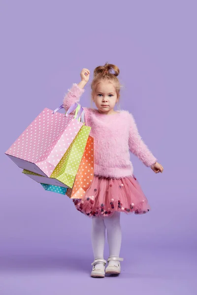 Retrato Uma Menina Criança Feliz Sobre Fundo Roxo Segurando Sacos — Fotografia de Stock