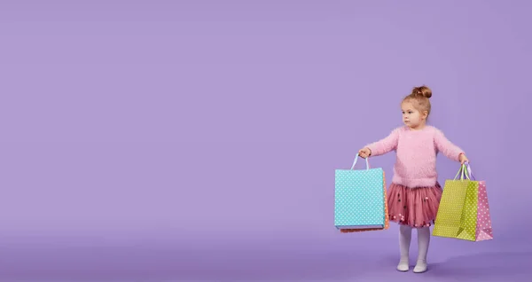 Retrato Uma Menina Criança Feliz Sobre Fundo Roxo Segurando Sacos — Fotografia de Stock