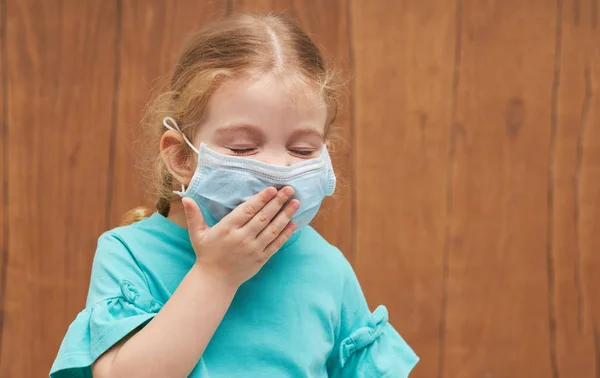 戴无菌防护口罩的儿童 生病的小女孩 流感的流行 头孢病毒 — 图库照片