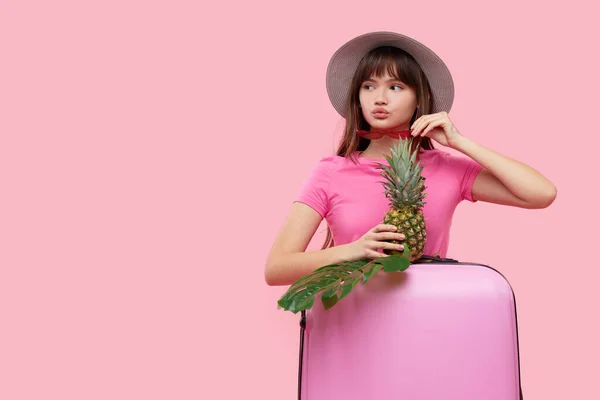 Retrato Una Chica Asiática Feliz Sombrero Gafas Sol Antes Viajar — Foto de Stock