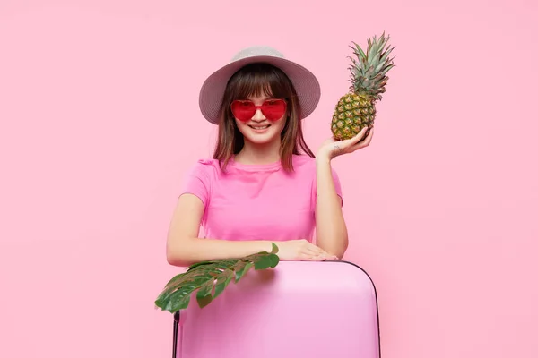 Retrato Una Chica Asiática Feliz Sombrero Gafas Sol Antes Viajar — Foto de Stock
