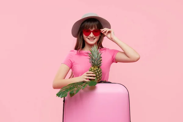 Retrato Una Chica Asiática Feliz Sombrero Gafas Sol Antes Viajar — Foto de Stock