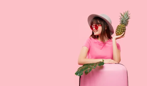 Retrato Una Chica Asiática Feliz Sombrero Gafas Sol Antes Viajar — Foto de Stock