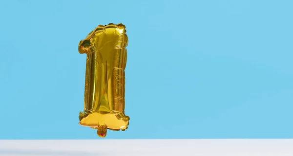 Goldener Folienballon Form Von Zahlen Auf Blauem Hintergrund Schwebeeffekt — Stockfoto
