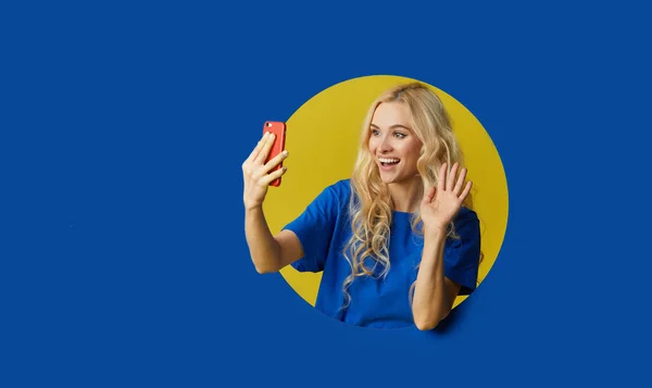 Imagem Jovem Mulher Feliz Sobre Fundo Azul Rapariga Espreita Para — Fotografia de Stock