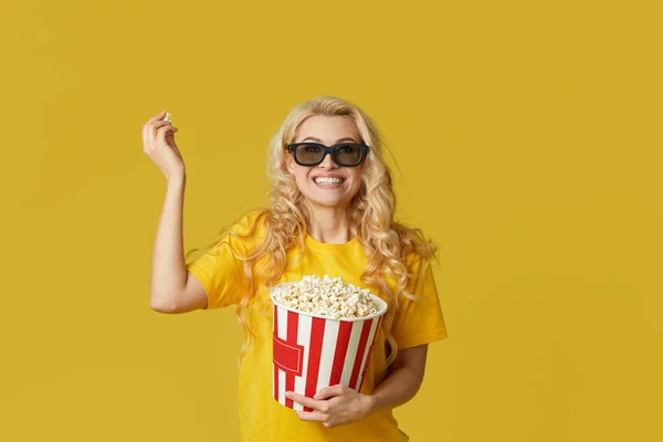 Surpreendida Jovem Loira Óculos Camisa Amarela Comendo Pipocas Parece Filme — Fotografia de Stock