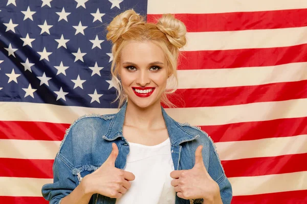 Menina Americana Retrato Feliz Jovem Mulher Surpreso Fundo Bandeira Dos — Fotografia de Stock