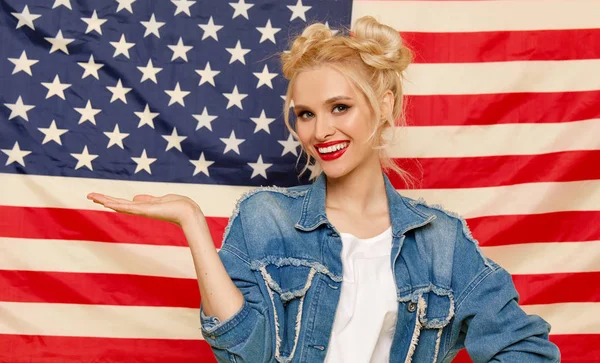 Menina Americana Retrato Feliz Jovem Mulher Surpreso Fundo Bandeira Dos — Fotografia de Stock