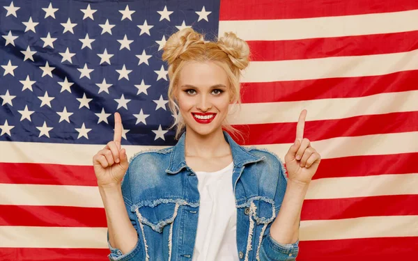Menina Americana Retrato Feliz Jovem Mulher Surpreso Fundo Bandeira Dos — Fotografia de Stock