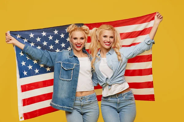 Amerikanska Flickor Glada Unga Kvinnor Denim Kläder Håller Usa Flagga — Stockfoto
