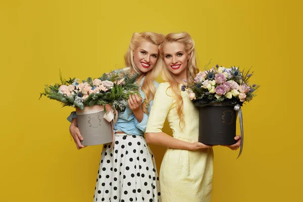 Pretty Young Women Twins Retro Clothes Bouquet Rose Flowers Hat — Stock Photo, Image